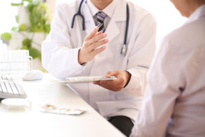 診察をしている男性医師